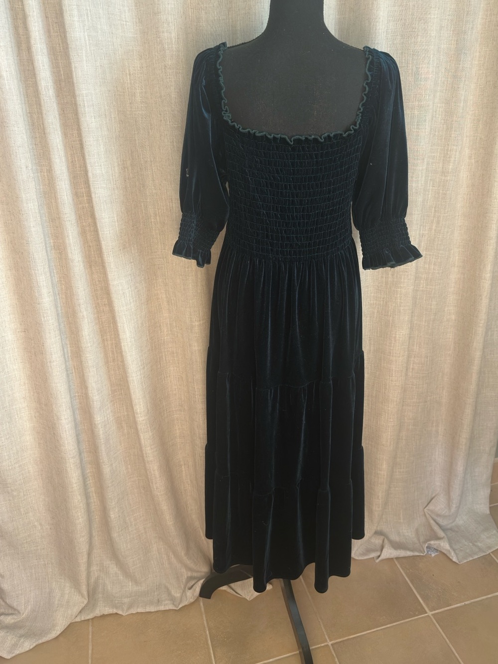 Deep green velvet dress - Picture 2 of 3